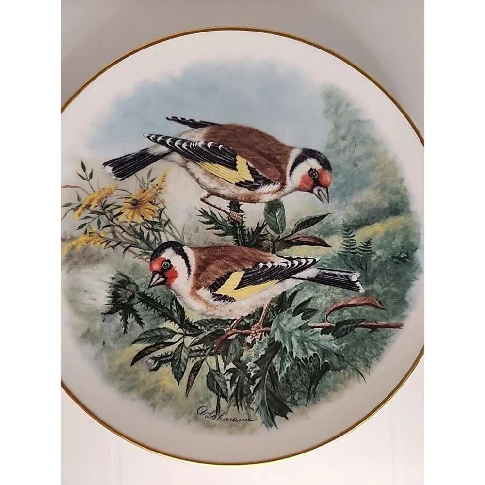 HEIMISCHE SINGVÖGEL ER BAUT SEIN NEST, PLATE